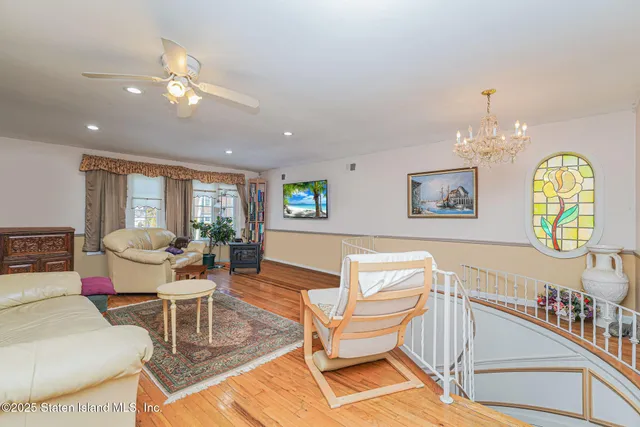 $1,299,999 | 872 Edgegrove Avenue | Woodrow