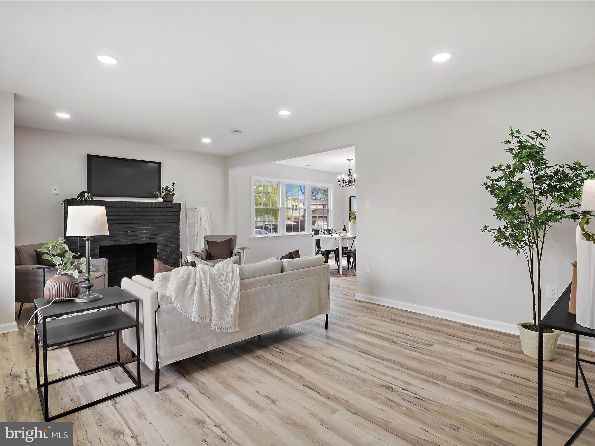 7040 Windsor Mill Road Gwynn Oak, MD 21207 - Photo 5 of 34 Living Room