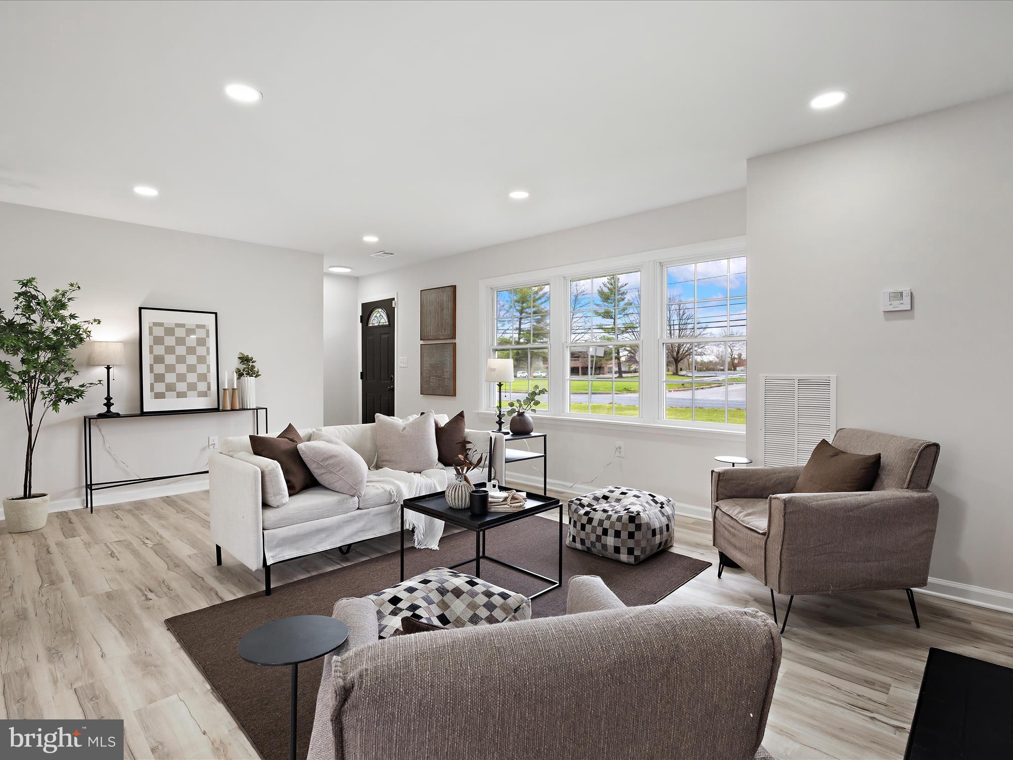 7040 Windsor Mill Road Gwynn Oak, MD 21207 - Photo 6 of 34 Living Room