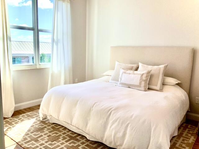 804 East Windward Way, Unit PH 21 Lantana, FL 33462 - Photo 16 of 46 a bedroom with a bed and a window