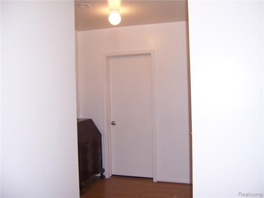 8036 Ferry Road Grosse Ile, MI 48138 - Photo 24 of 38 Hallway