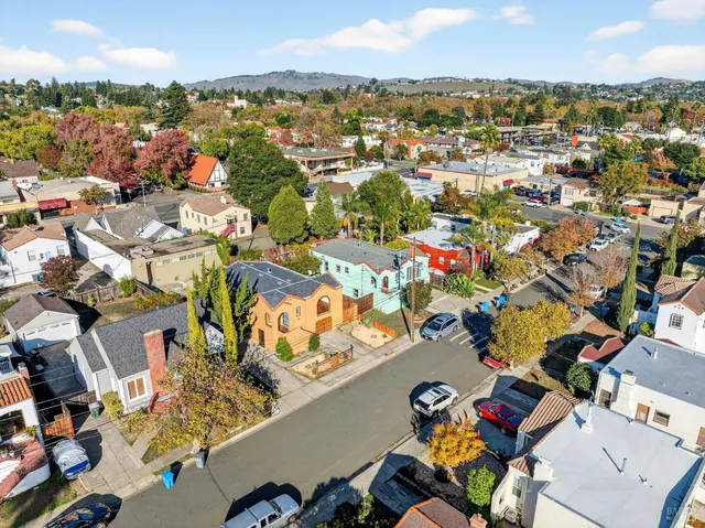a black and white photo of a living room