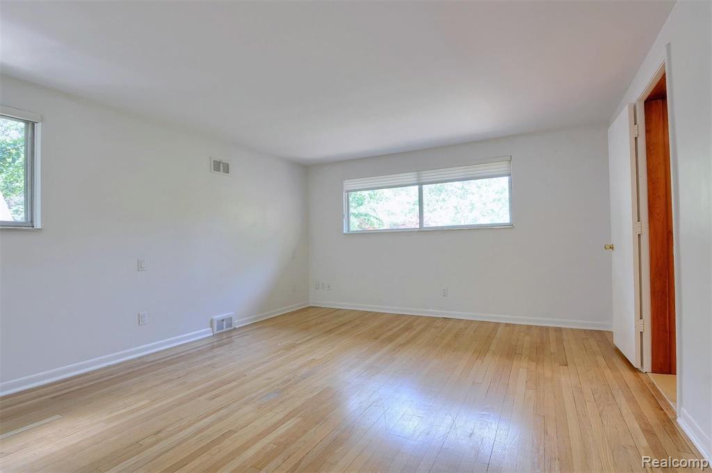 26117 York Road Huntington Woods, MI 48070 - Photo 17 of 32