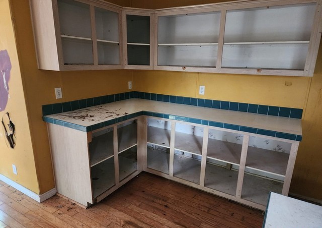 3 Brandon Road Huntsville, TX 77320 - Photo 7 of 16 Kitchen Cabinets