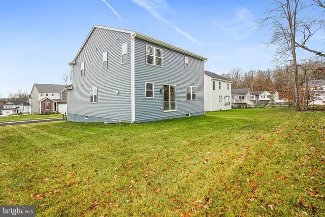 a view of a house with backyard