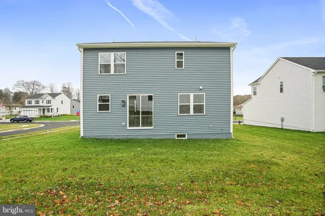 a view of a house with backyard