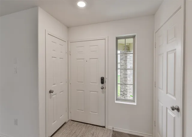 a view of entryway with window