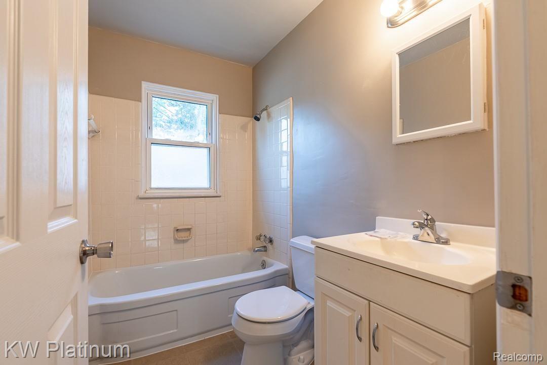8428 Helen Street Center Line, MI 48015 - Photo 9 of 25 8428 Helen-21.jpg