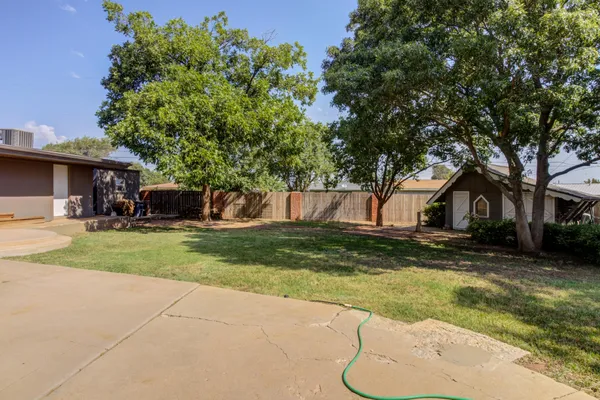 a view of a backyard