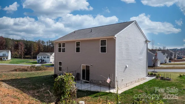 a view of a house with backyard and garden