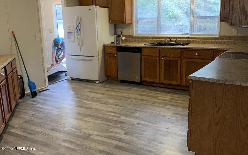 3980 Pinto Road Middleburg, FL 32068 - Photo 12 of 24 a kitchen with stainless steel appliances a refrigerator and a stove