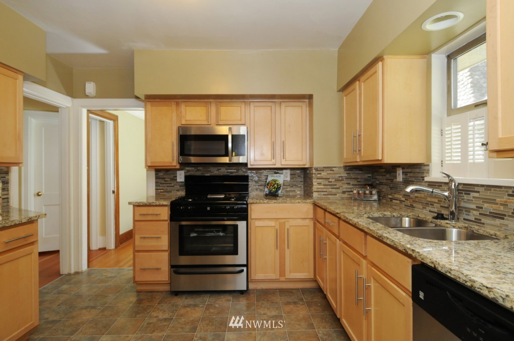 760 North 75th Street Seattle, WA 98103 - Photo 11 of 25
