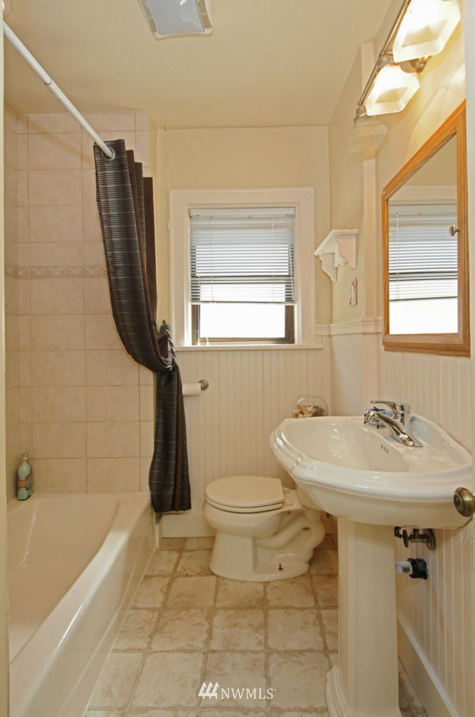 760 North 75th Street Seattle, WA 98103 - Photo 18 of 25