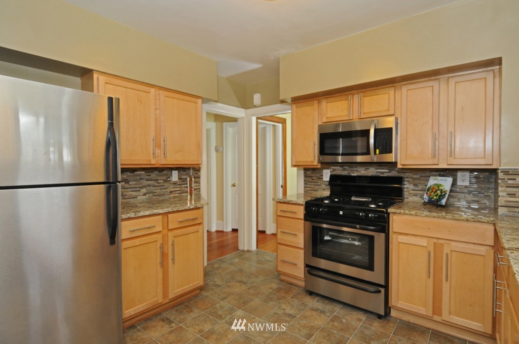 760 North 75th Street Seattle, WA 98103 - Photo 10 of 25