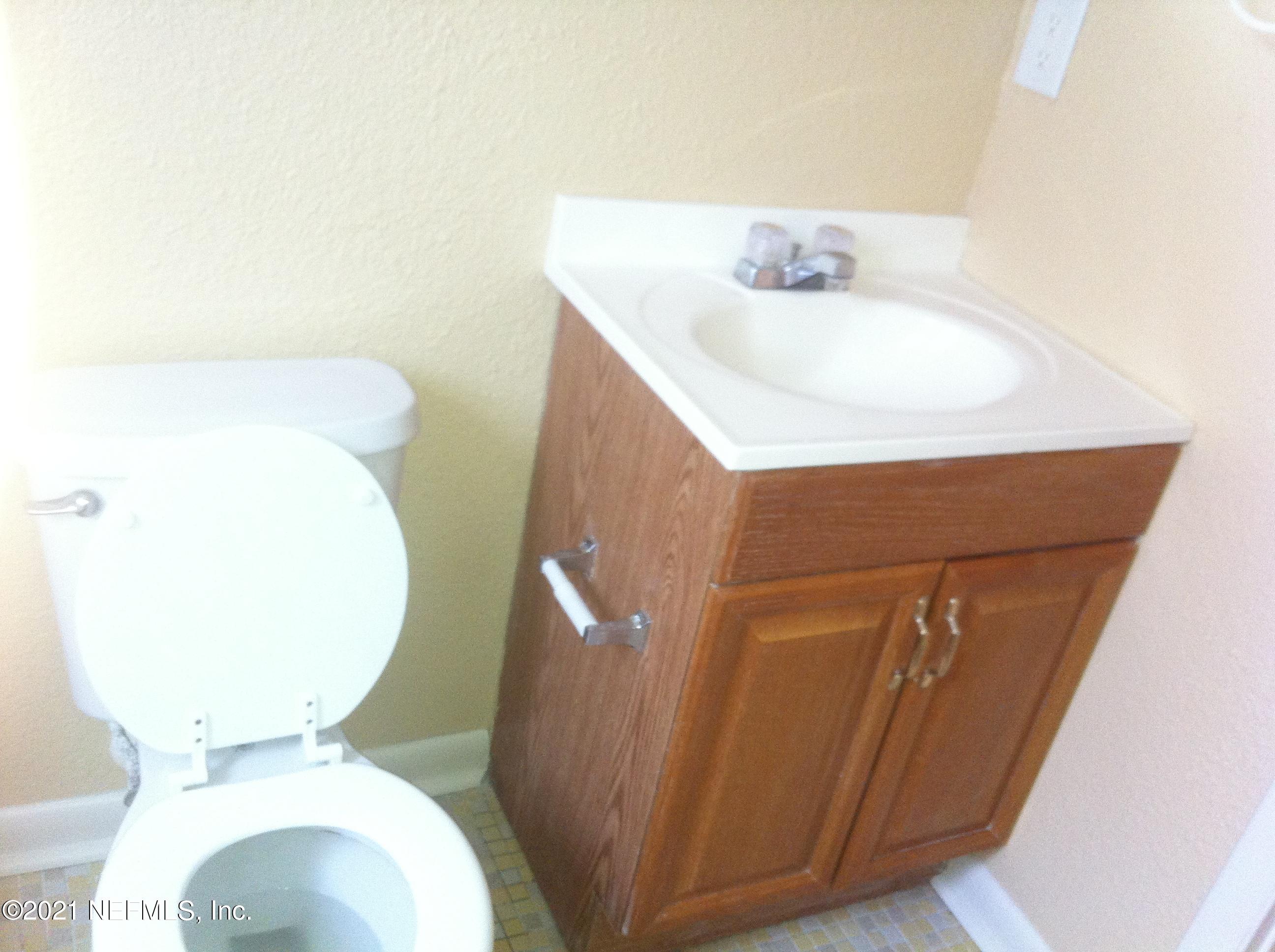 698 Kestner Road Atlantic Beach, FL 32233 - Photo 6 of 8 a bathroom with a sink and toilet