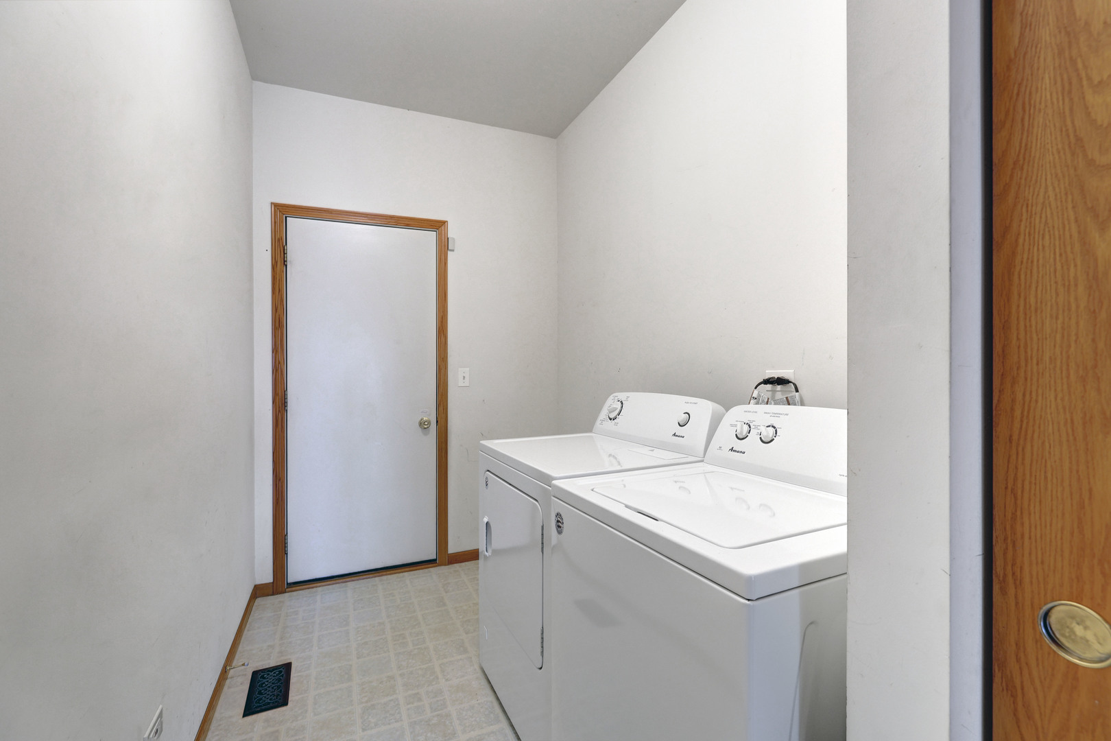 3206 Chestnut Drive McHenry, IL 60051 - Photo 19 of 30 a utility room with dryer and washer