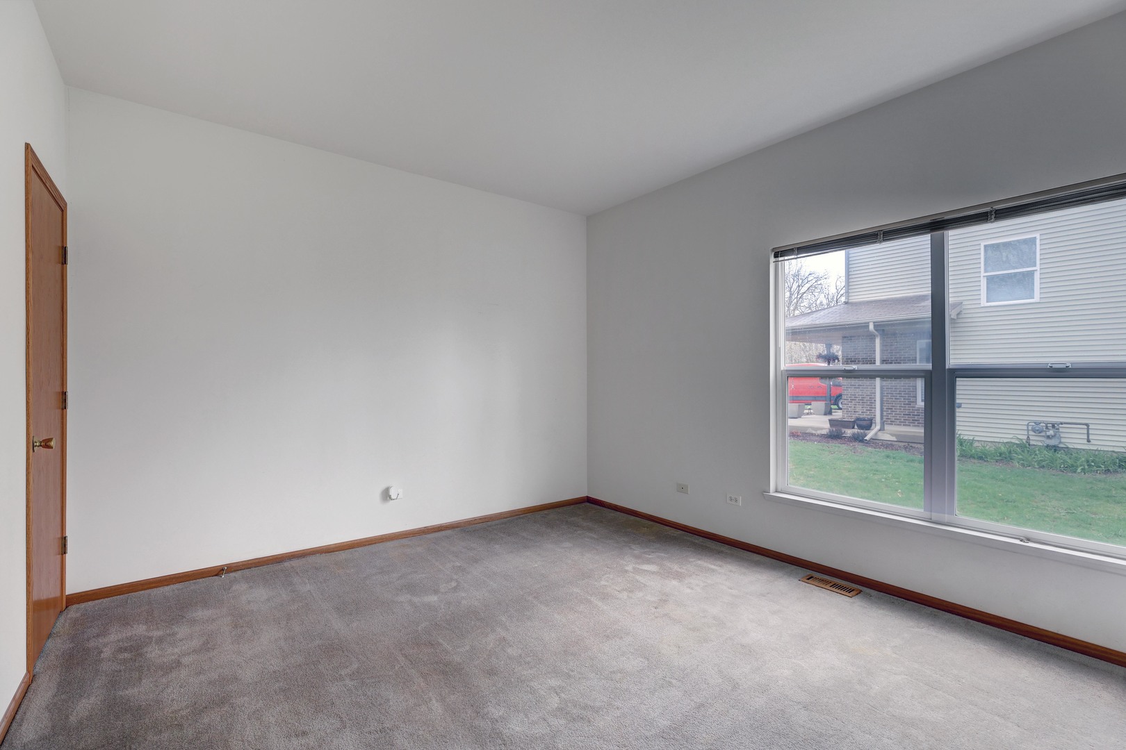 3206 Chestnut Drive McHenry, IL 60051 - Photo 20 of 30 an empty room with window