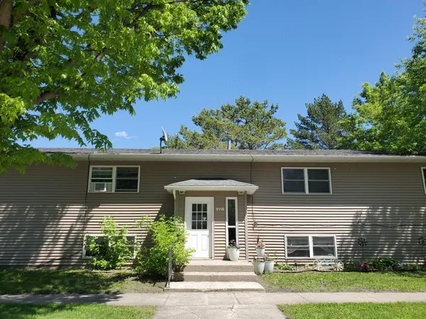 $300,000 | 1221 South 15th Street, Grand Forks, ND 58201