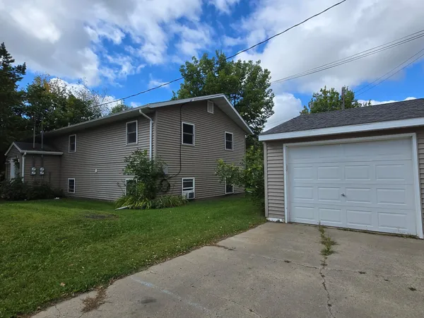 $300,000 | 1221 South 15th Street, Grand Forks, ND 58201