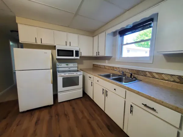 $300,000 | 1221 South 15th Street, Grand Forks, ND 58201
