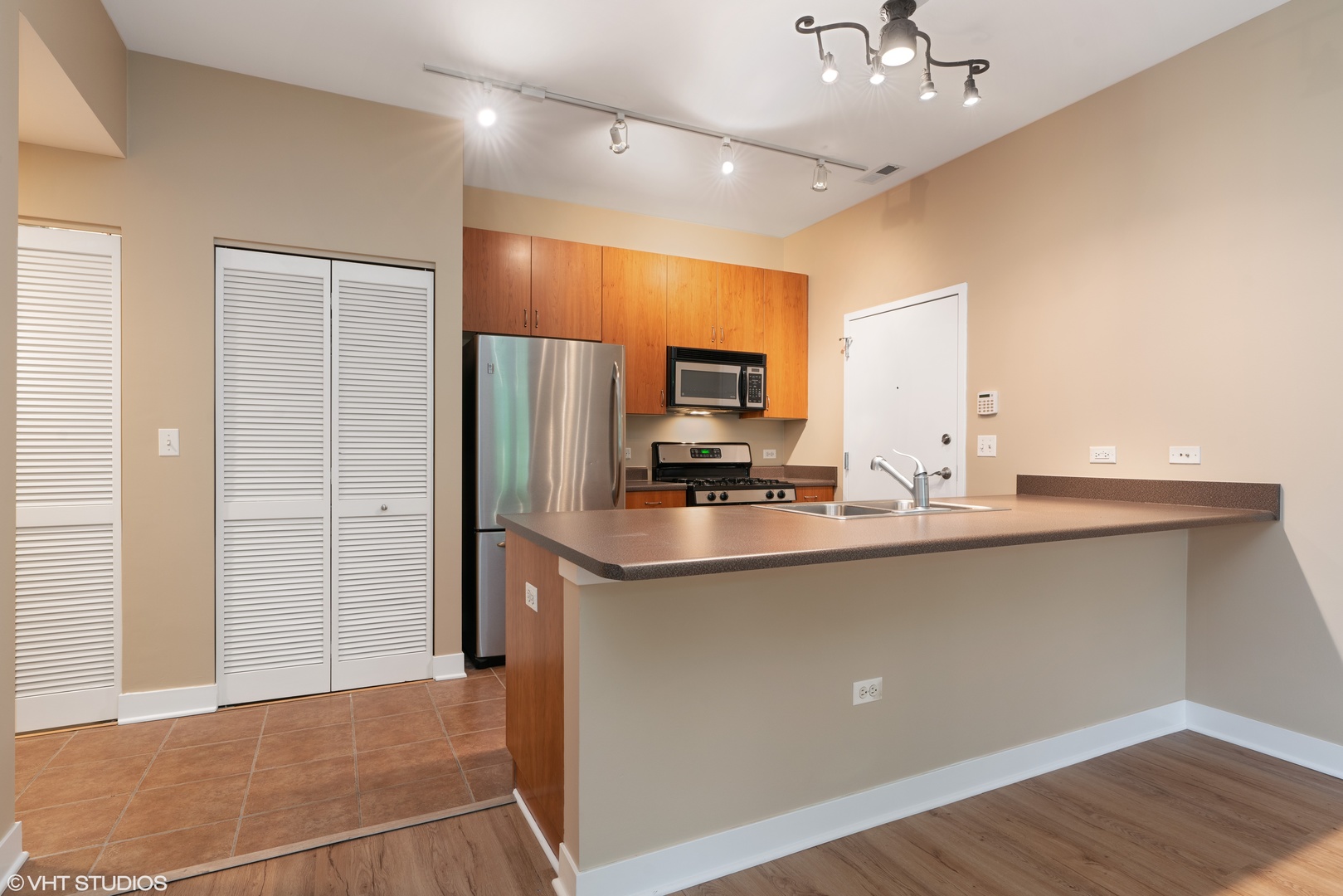 1509 South Halsted Street, Unit 211 Chicago, IL 60607 - Photo 6 of 13 a kitchen with stainless steel appliances a sink stove and refrigerator