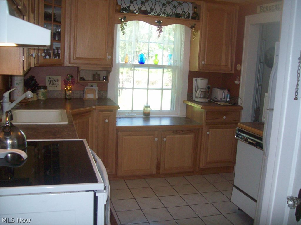 2736 Rockefeller Road Willoughby Hills, OH 44092 - Photo 6 of 22 KITCHEN