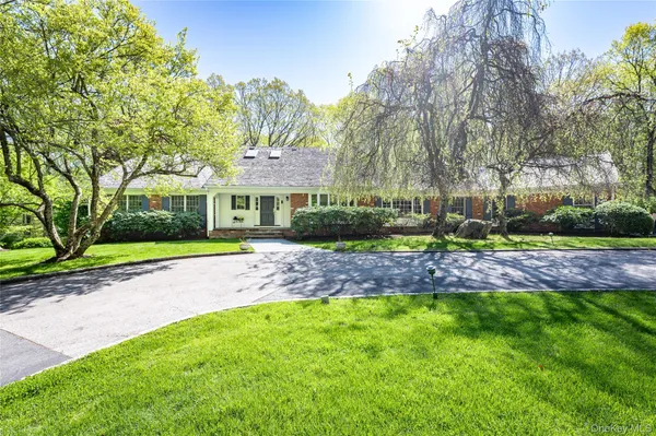 $2,285,000 | 16 Carolyn Place, Armonk, NY 10504