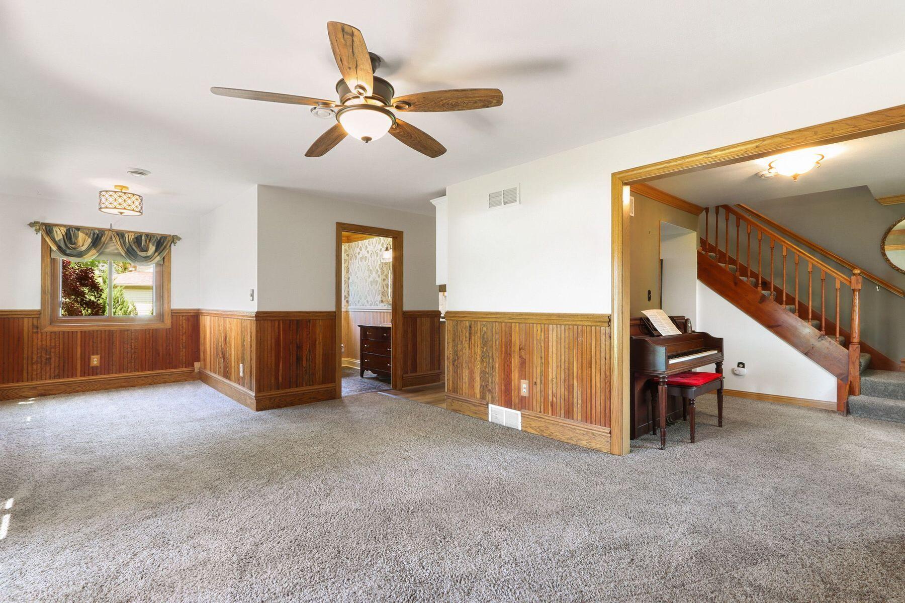 8508 Fox River Road Waterford, WI 53185 - Photo 16 of 30 Living Room