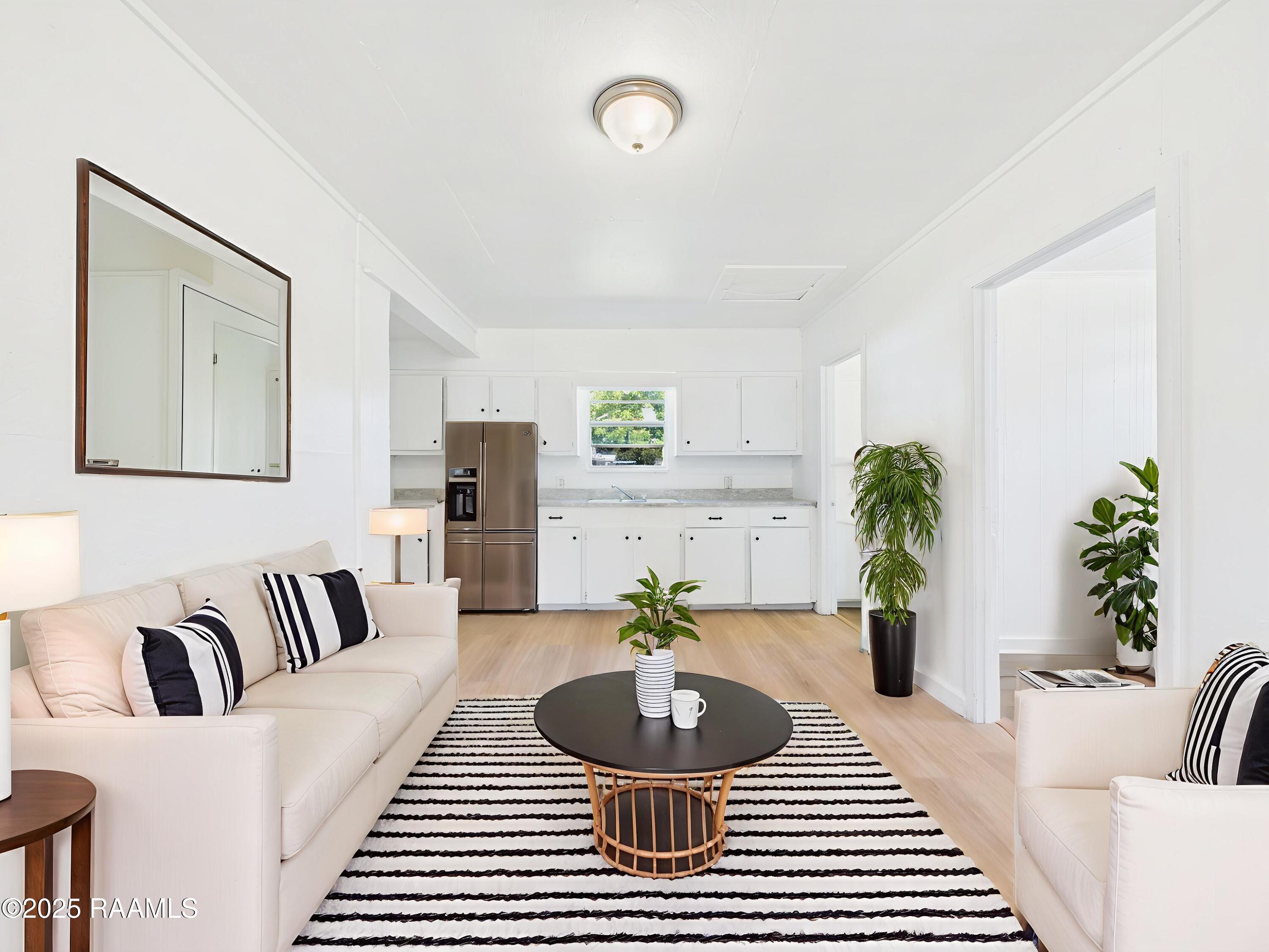 711 East Lessley Street Rayne, LA 70578 - Photo 3 of 14 Living room (32)