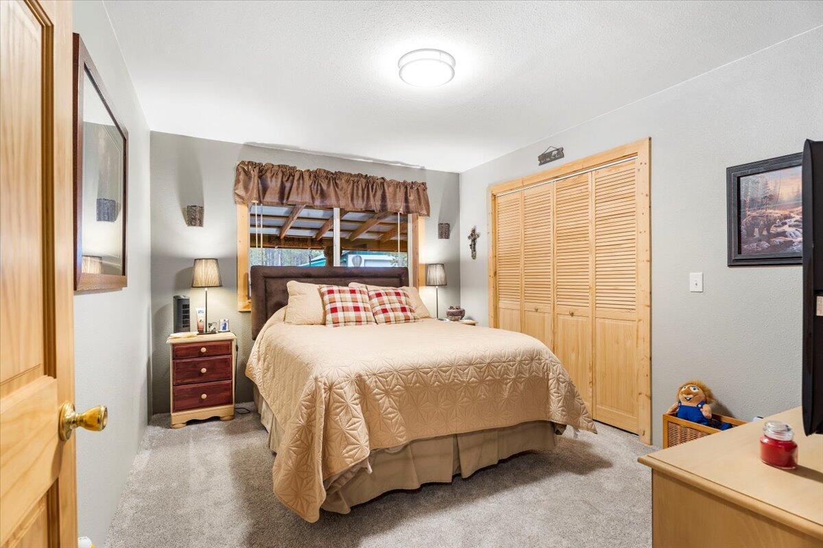 1735 Rector Road La Pine, OR 97739 - Photo 22 of 40 Guest Room