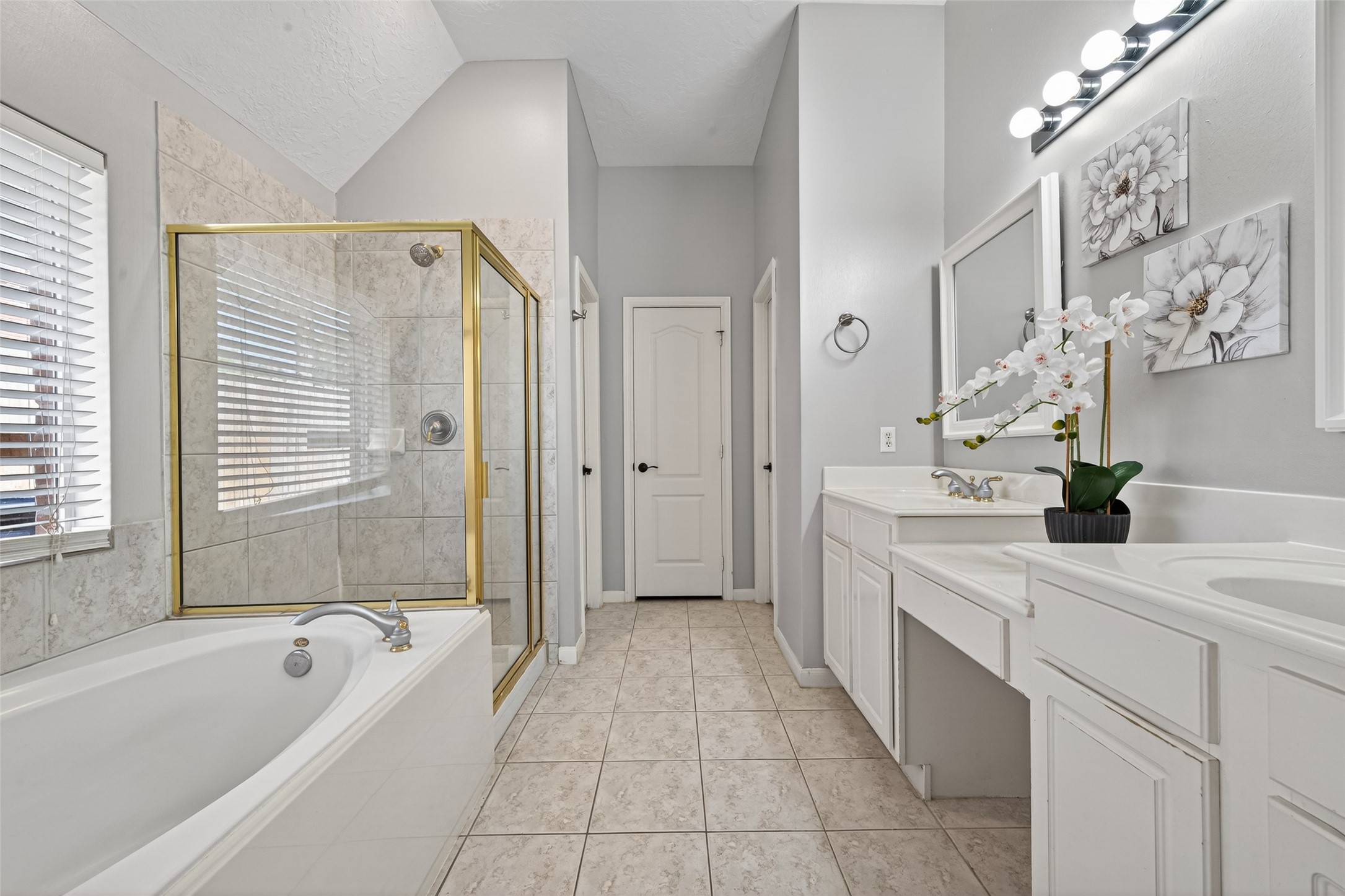 23211 Goldensong Court Spring, TX 77373 - Photo 29 of 46 a bathroom with a tub a sink and mirror
