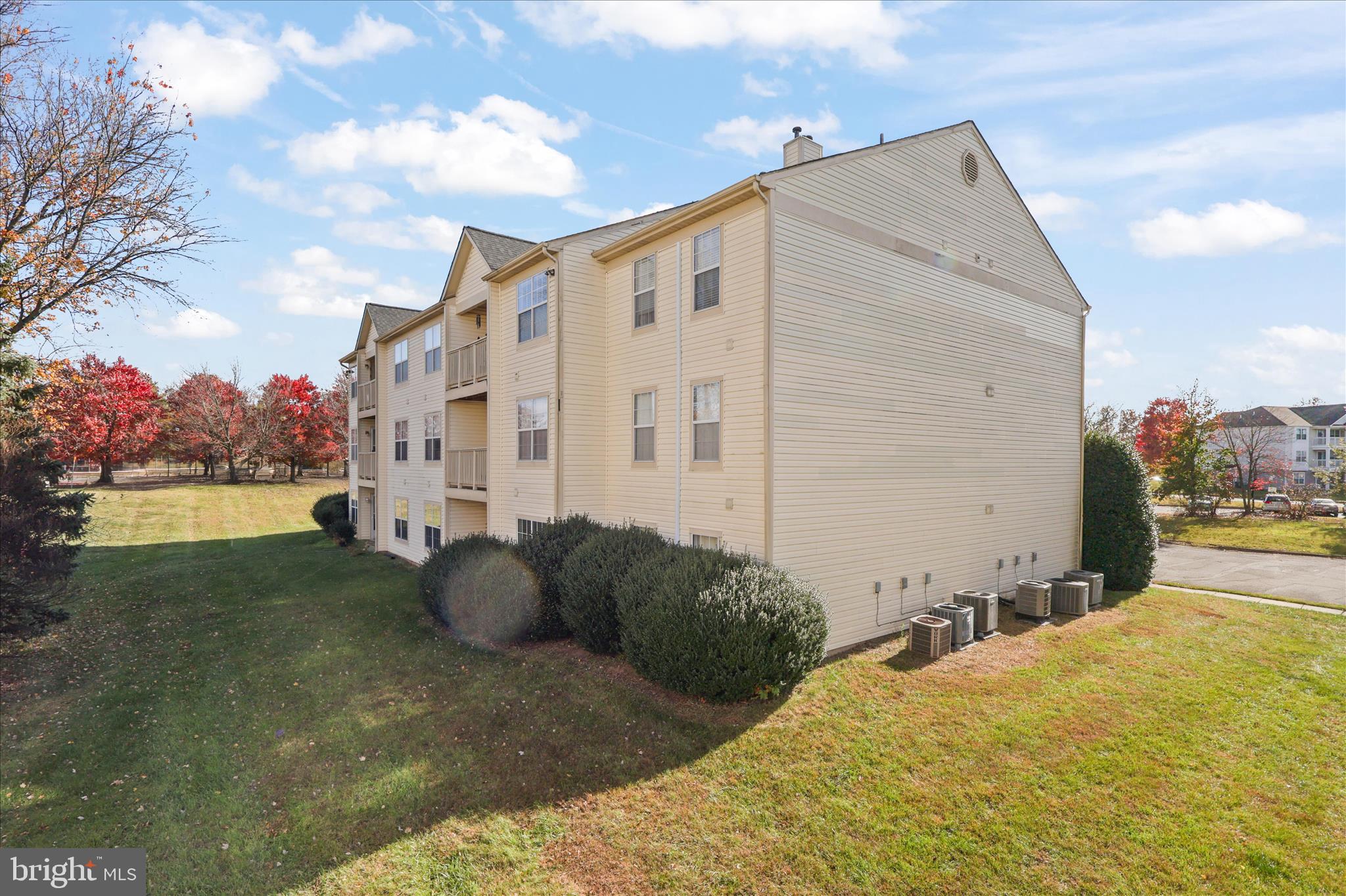 11002 Koman Circle, Unit 103 Manassas, VA 20109 - Photo 19 of 31 a backyard of a house