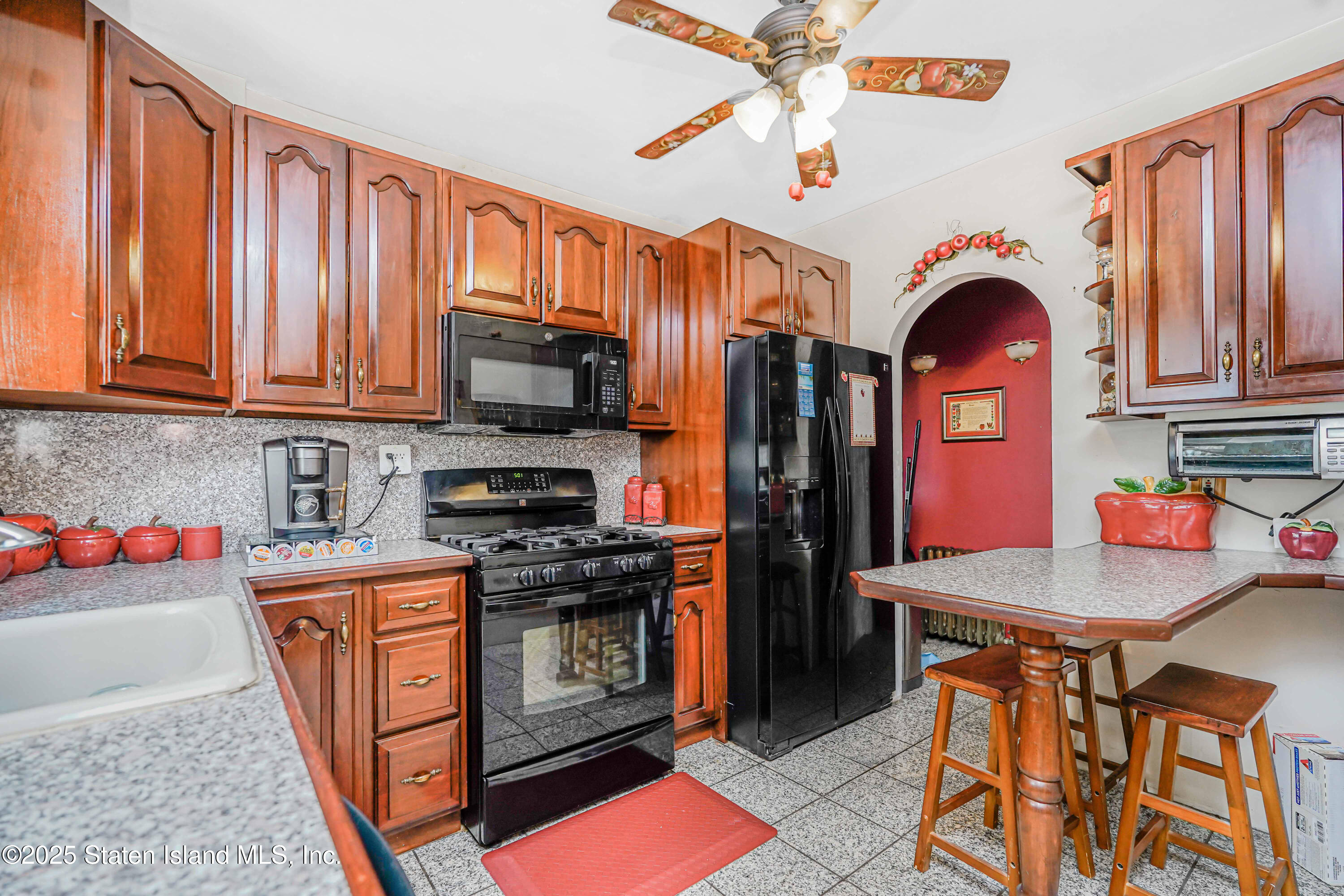 139 Roe Street Staten Island, NY 10310 - Photo 13 of 39 Photo Apr 16 2025, 4 04 28 AM
