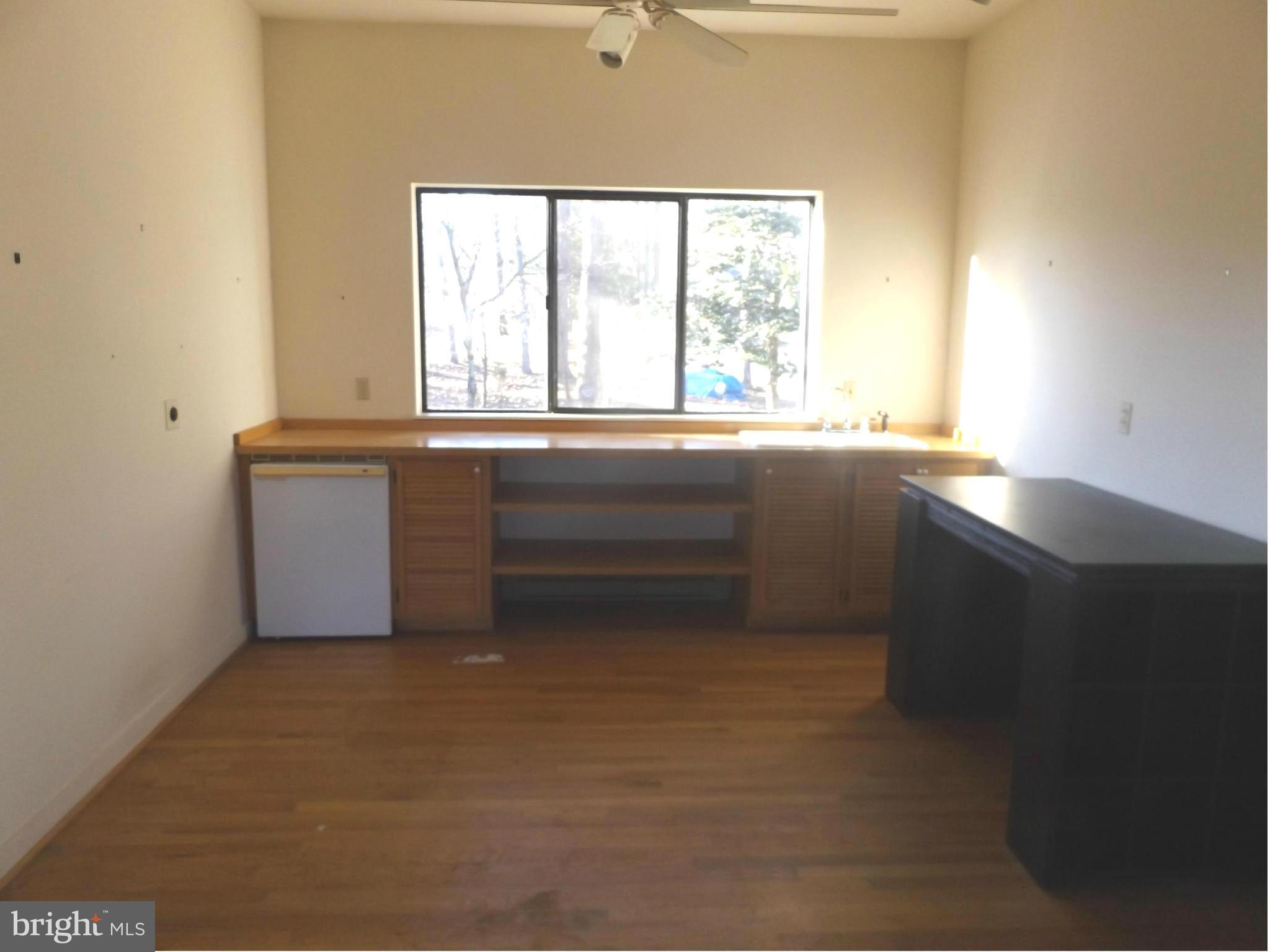 857 Childs Point Road Annapolis, MD 21401 - Photo 21 of 29 main level kitchenette