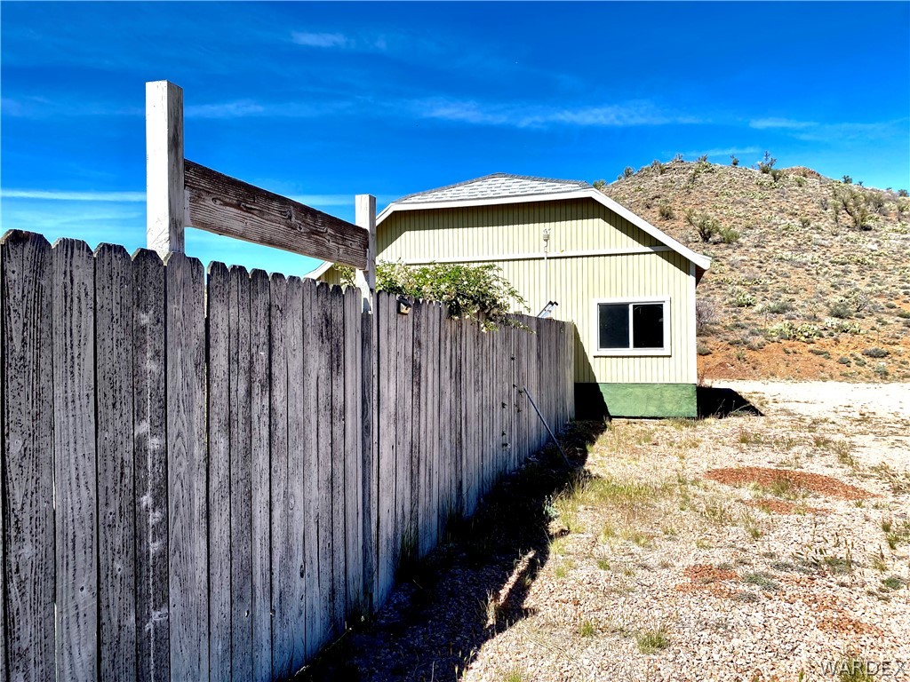 9095 Elliott Ridge Road Kingman, AZ 86401 - Photo 30 of 54 a view of a backyard with wooden fence