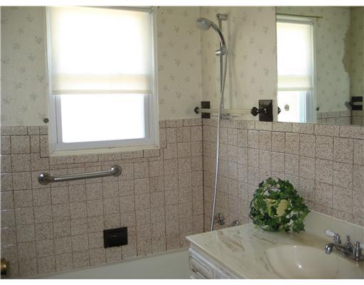 229 Hester Avenue McKees Rocks, PA 15136 - Photo 10 of 18 Full Bath. Ceramic tile, again, neutral - bring your decorating style ...