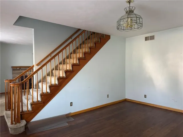a view of empty room with window