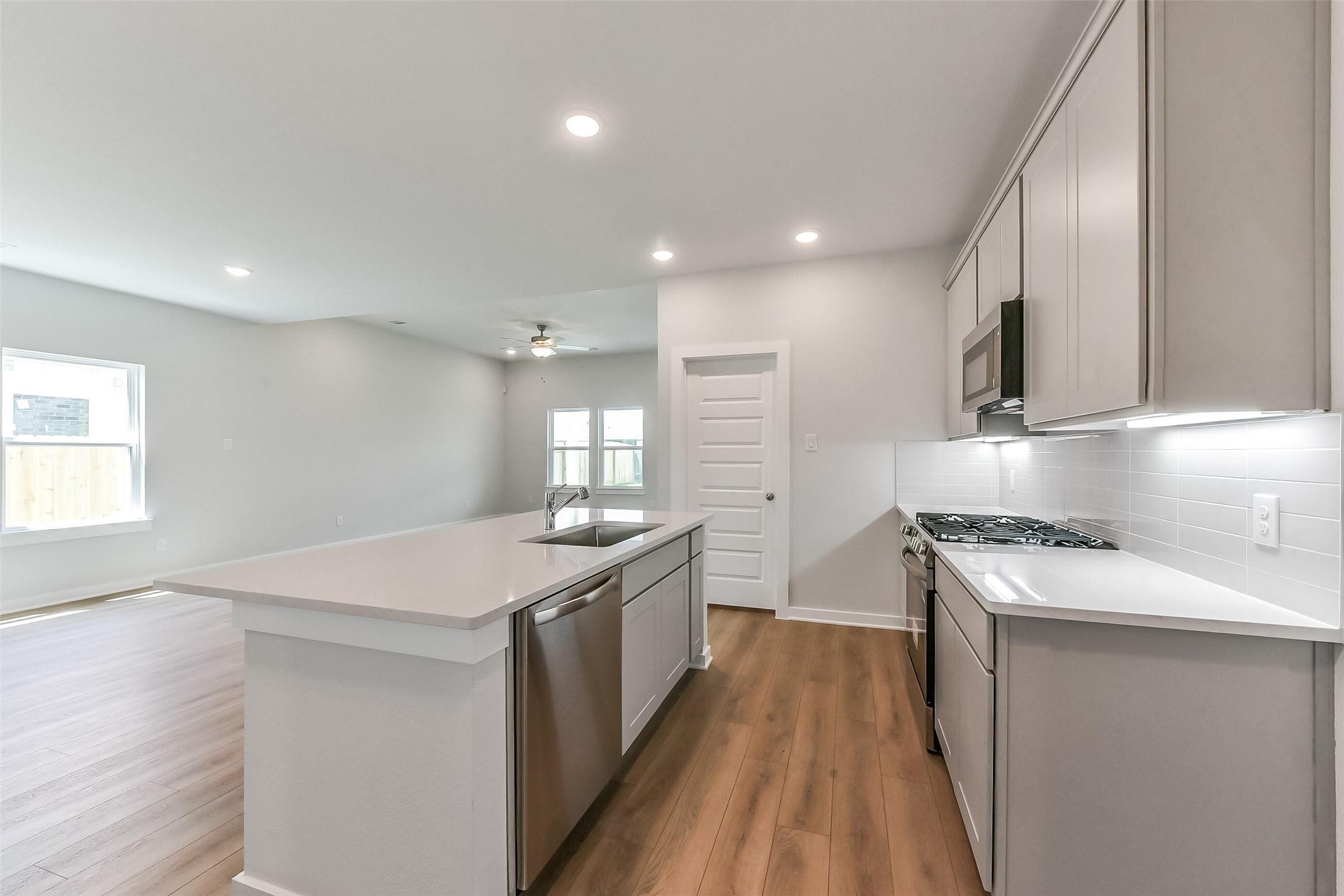 75 Leon Way Dayton, TX 77535 - Photo 10 of 38