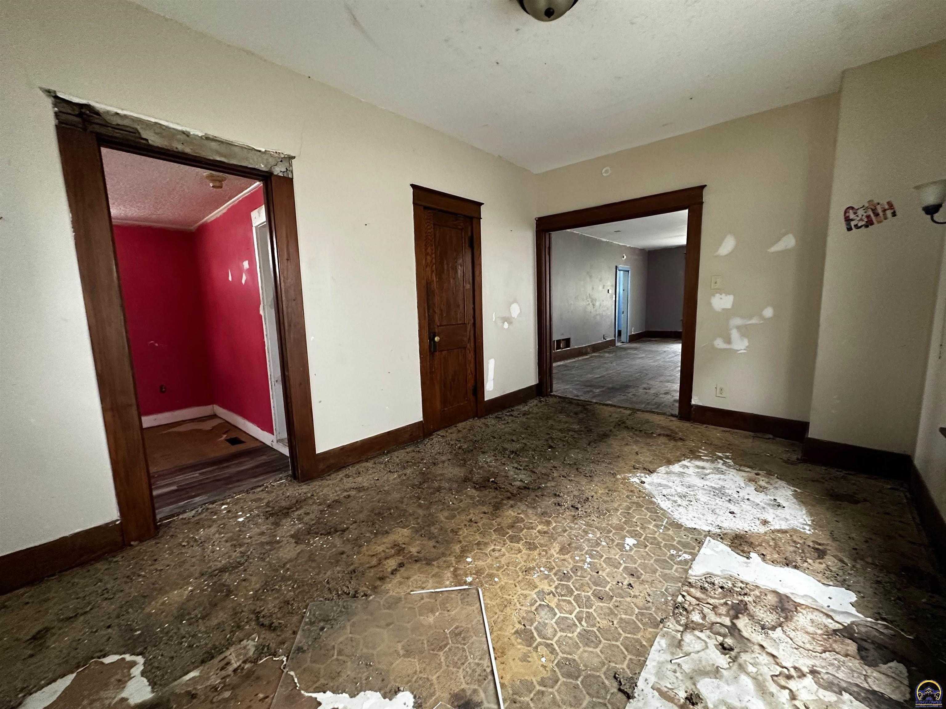 1247 Southwest Tyler Street Topeka, KS 66612 - Photo 12 of 33