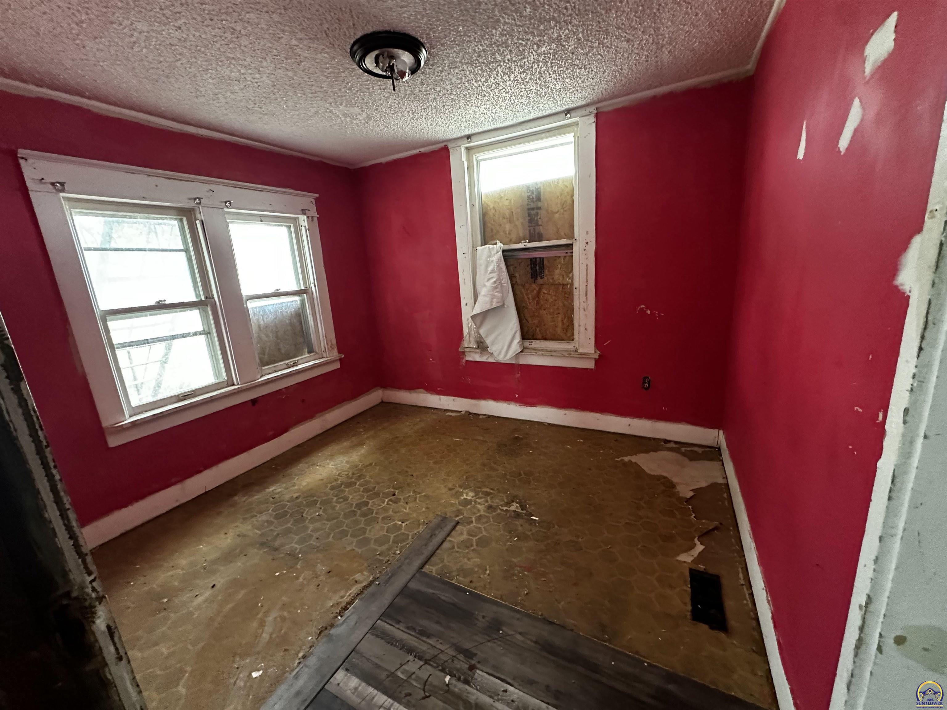 1247 Southwest Tyler Street Topeka, KS 66612 - Photo 13 of 33
