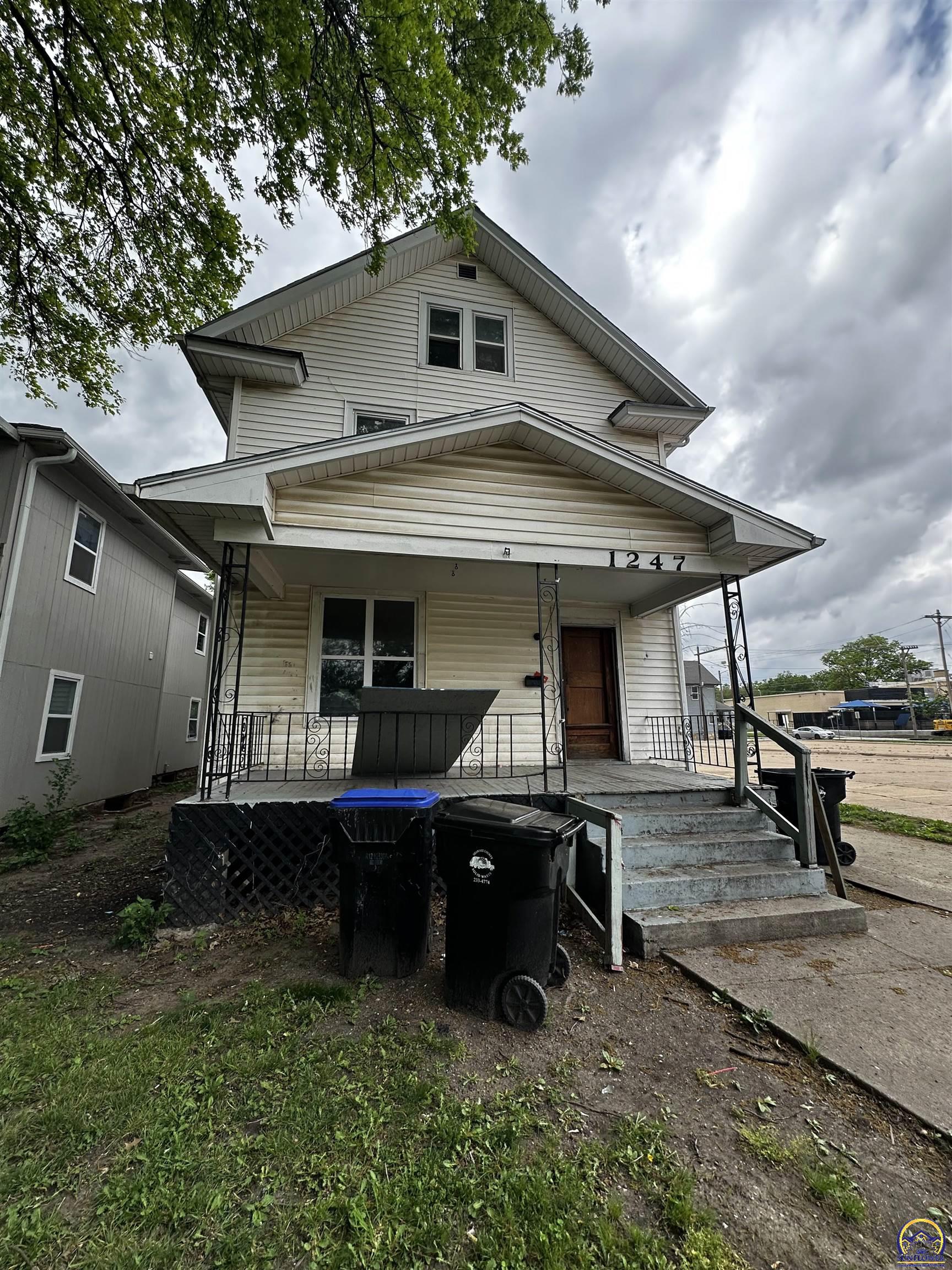 1247 Southwest Tyler Street Topeka, KS 66612 - Photo 2 of 33