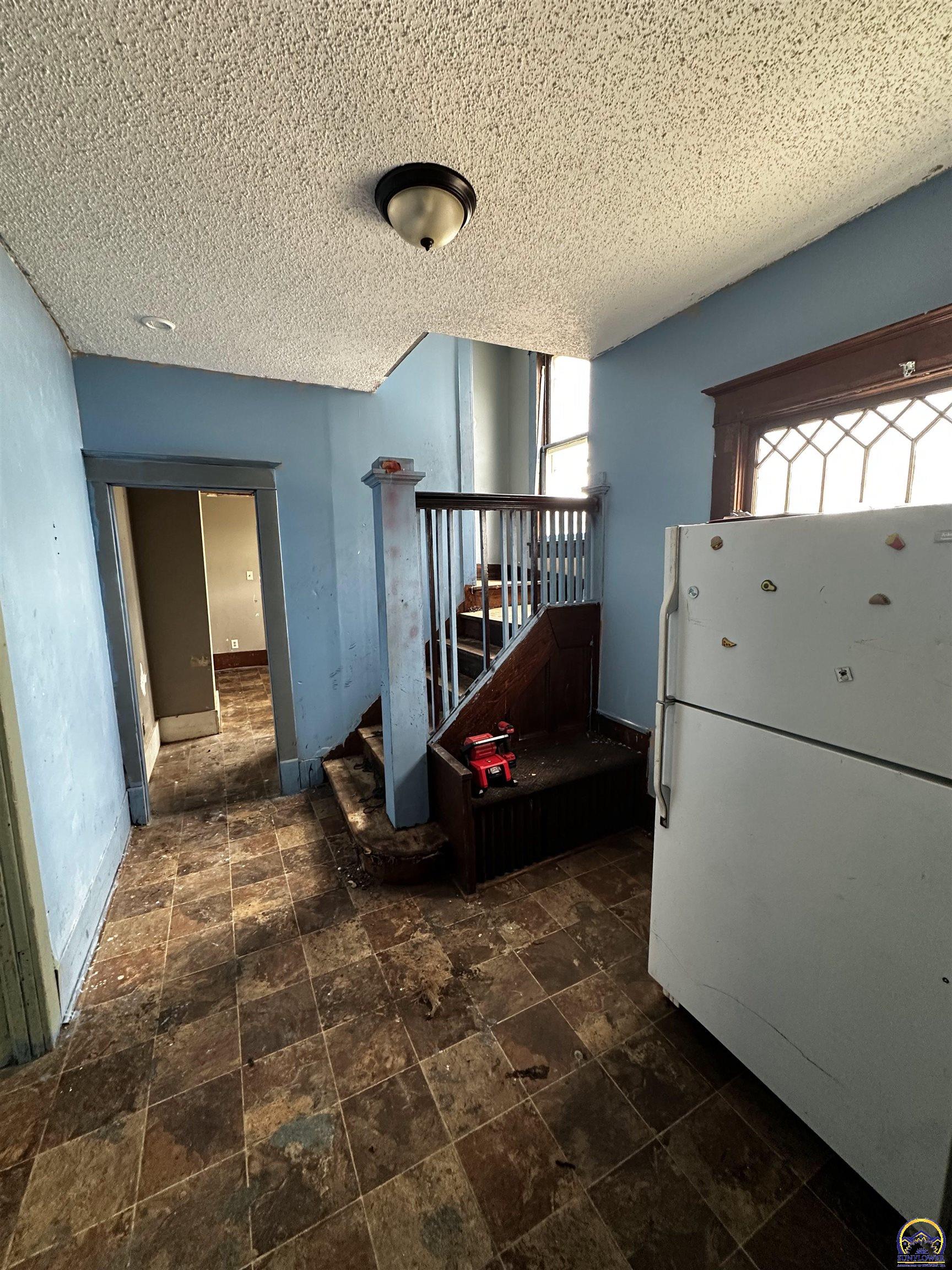 1247 Southwest Tyler Street Topeka, KS 66612 - Photo 3 of 33