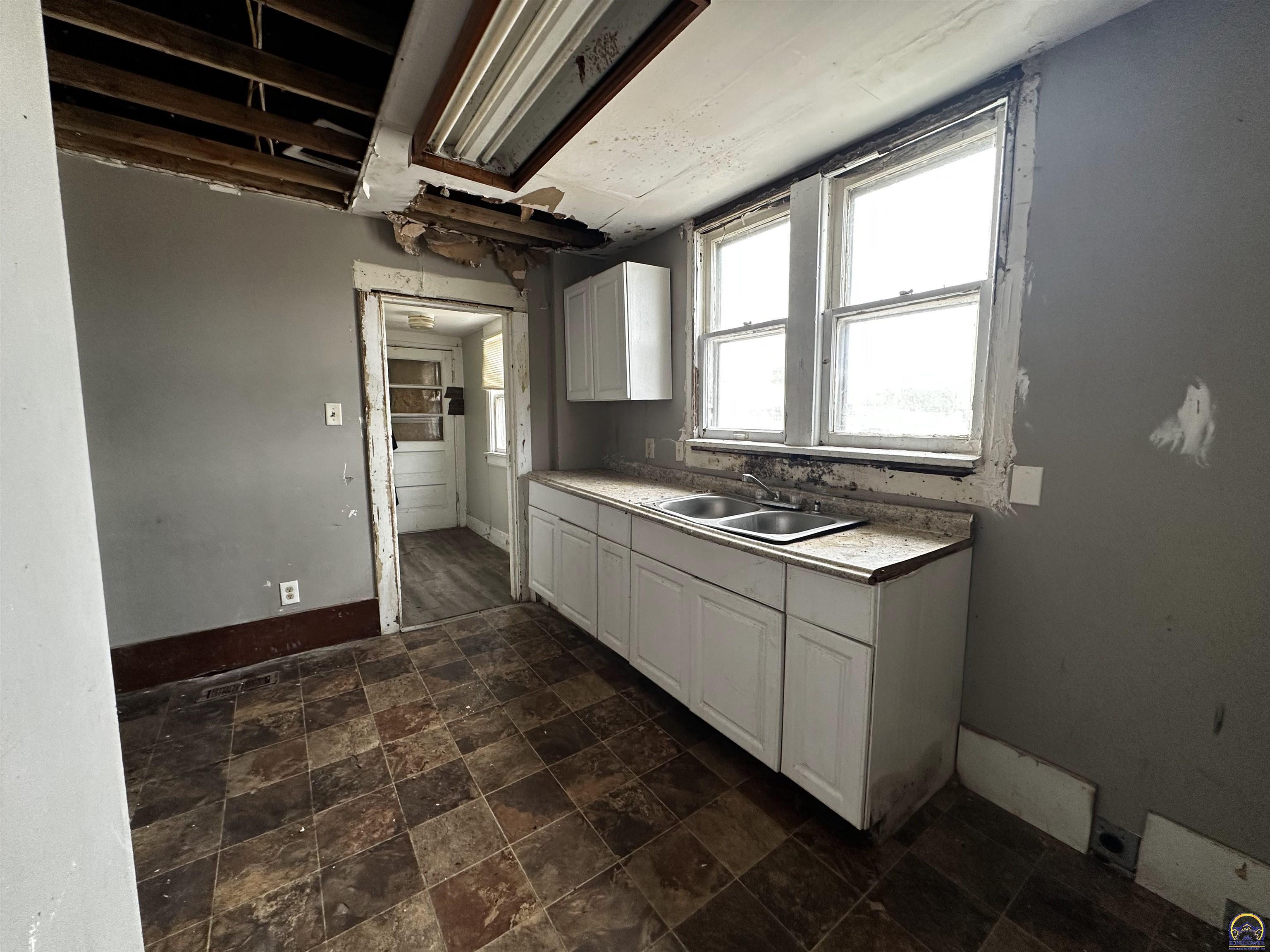 1247 Southwest Tyler Street Topeka, KS 66612 - Photo 5 of 33
