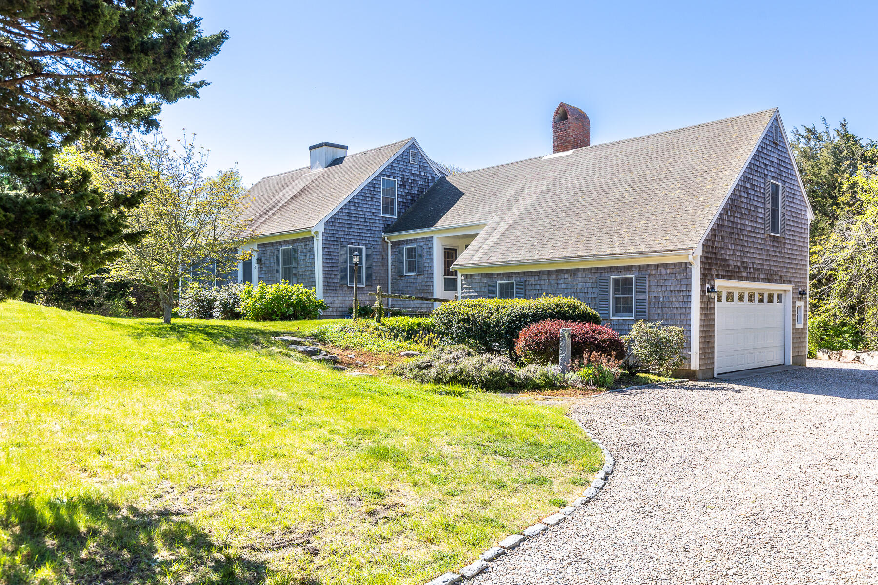 39 Sparrowhawk Road Orleans, MA 02653 - Photo 3 of 40 a front view of a house with garden