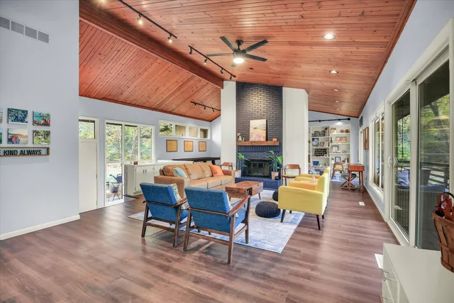 $695,000 | 1010 Parkview Drive, Mahomet, IL 61853