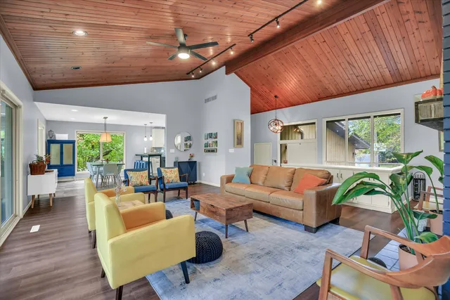 $695,000 | 1010 Parkview Drive, Mahomet, IL 61853