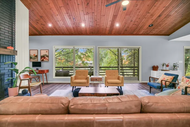 $695,000 | 1010 Parkview Drive, Mahomet, IL 61853