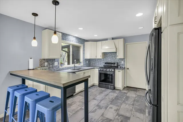 $695,000 | 1010 Parkview Drive, Mahomet, IL 61853