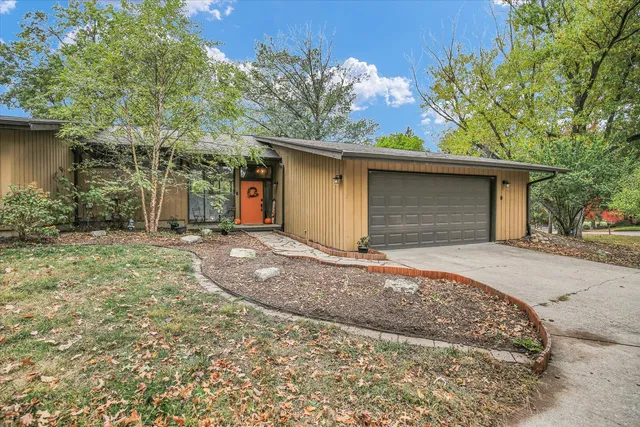 $695,000 | 1010 Parkview Drive, Mahomet, IL 61853