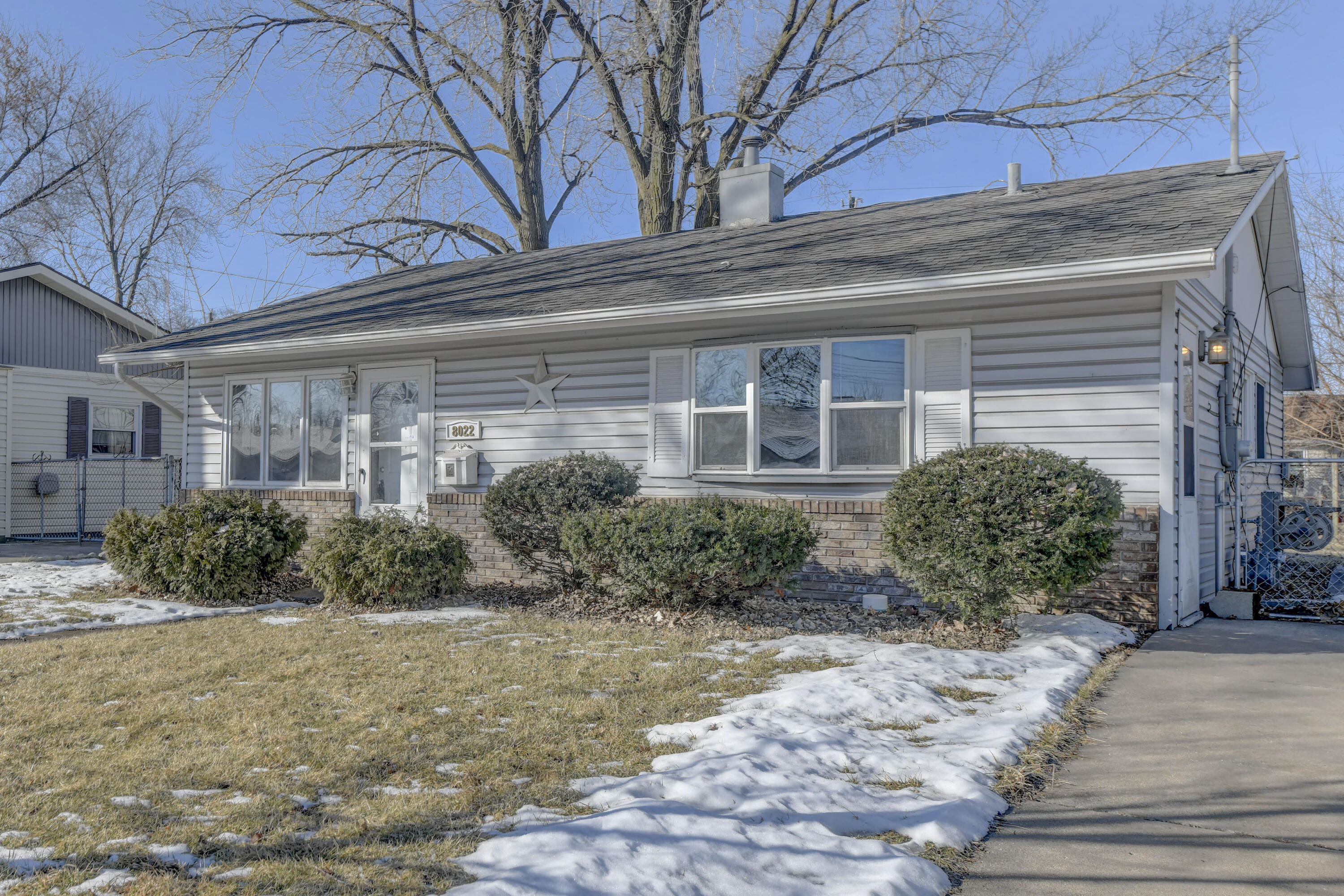 8022 Sycamore Avenue Highland, IN 46322 - Photo 2 of 18 3000x2000